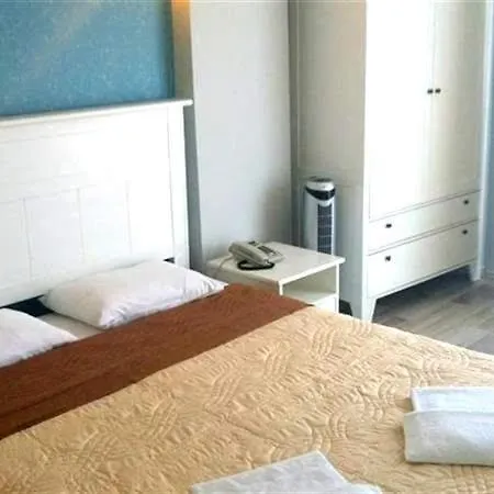 Corner Boutique 3*